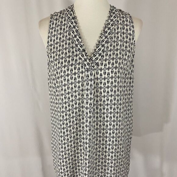 DR2 Tops - DR2 V Neck Black and White Sleeveless Top